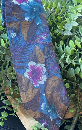 Essentia floral tie