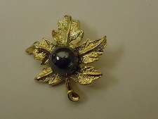 Designer Fashion Pendant 1in L x 3/4in W Leaf Metal Female Adult Gold