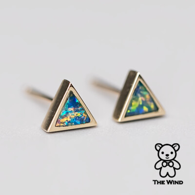 Kleine minimalistische dreieckige australische Doublet Opal Ohrstecker 14K Gelbgold