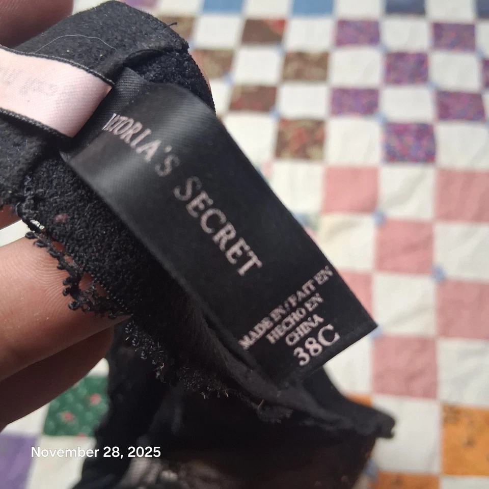 Sujetador Victoria Secret Sexy Little Things de encaje negro talla 38C con aros Foto 4 de 4