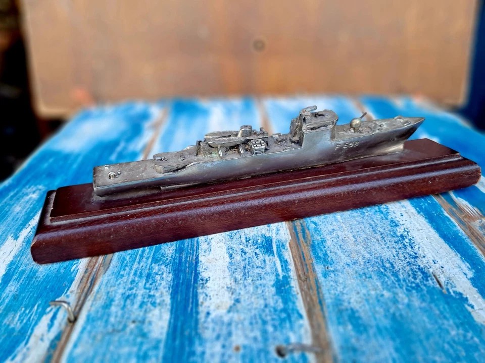 Modello di Corvetta Marina Militare SIBILLA F558 in Ghisa Su Base In Mogano Nave - Immagine 4 di 4