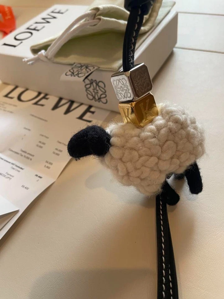 Loewe Ovejas y Letras Dados Dije Llavero Llavero Bolso Dije con Caja USADO Foto 3 de 4
