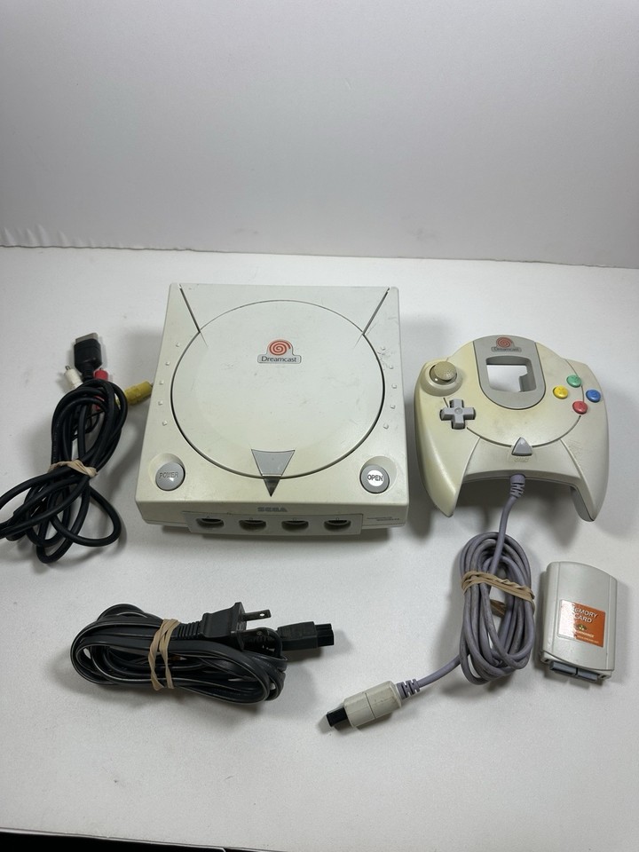 A complete original Sega Dreamcast bundle — one of gaming history's most beloved cult consoles, and an absolute conversation piece for any teen bedroom.
