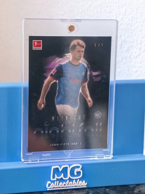 Jann-Fiete Arp RC 1/1 – Topps Midnight Nightfall 2025 – Holstein Kiel – Rookie