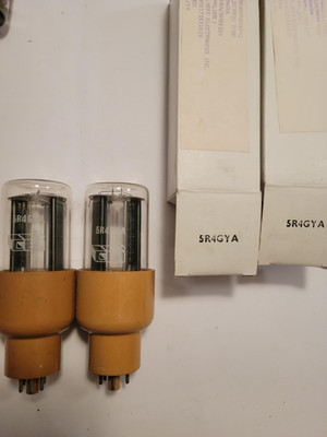 Ein schönes Paar 5R4GYA Calvert Electronics schwarz glänzend gerippte Platten Neu im Karton Test NOS