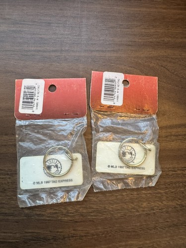 Vintage NOS 1997 Oakland Athletics A's Metal Key Chain Set Of 2 Plastic Mlb - Picture 2 of 4