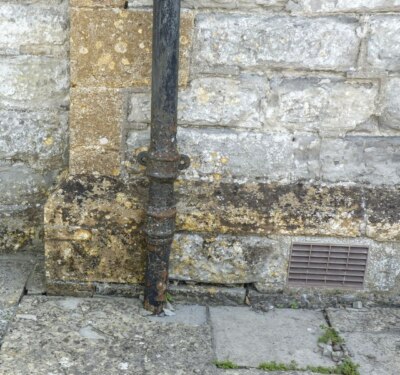 Foto 6x4 Benchmark auf Dorfhaus, lange Ladung kaum sichtbar links von c2015