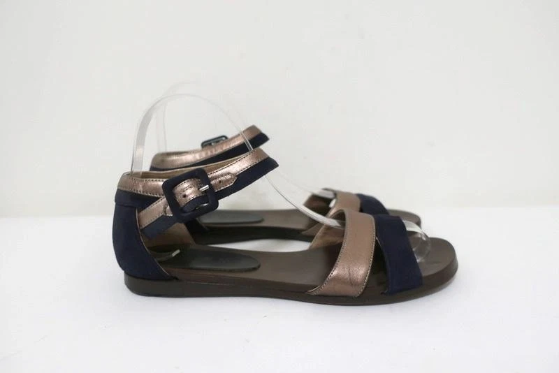 Sandalias Marni con correa al tobillo de cuero bronce y gamuza azul marino talla 36,5 punta abierta planas Foto 2 de 4