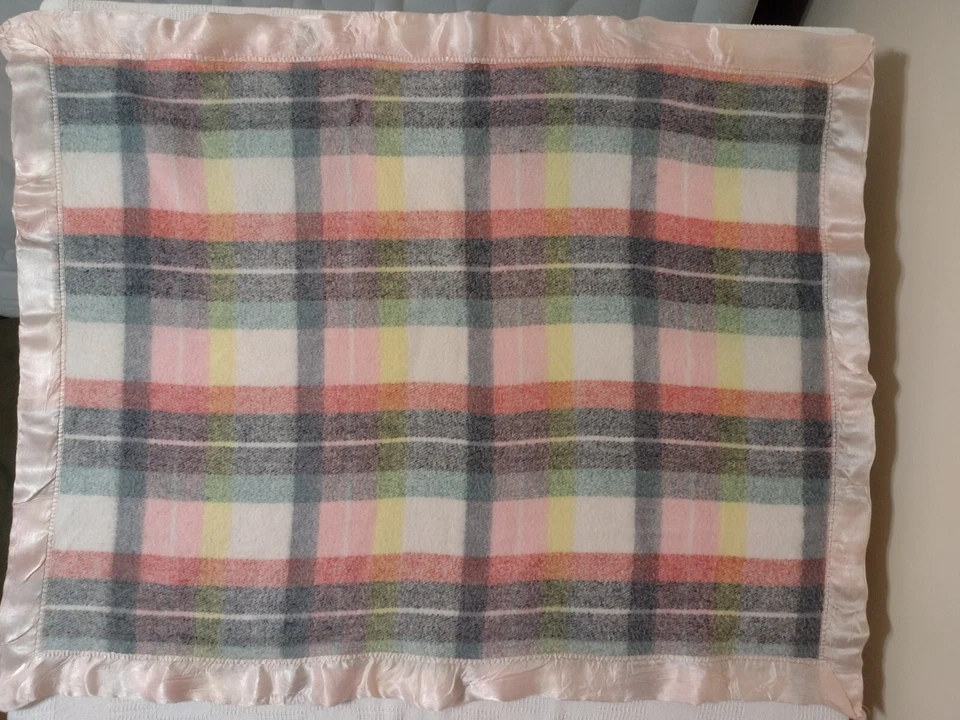Manta de bebé a cuadros pastel Beacon de colección mezcla de lana rosa borde satinado 42x34 Foto 2 de 4