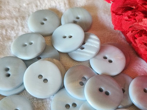 Lot 12 boutons vintage en nacre bleu ciel à trous 1,8 cm ref 6000 - Foto 3 di 3