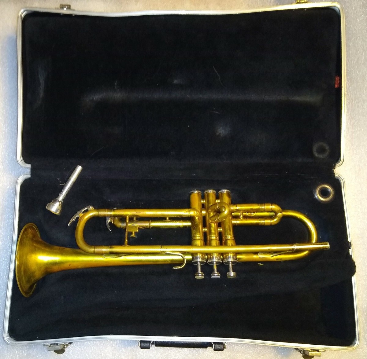 【KING 米国製】TEMPO 600 B♭トランペット　ゴールドラッカー仕上げ KING 米国製】TEMPO 600 B♭トランペット ゴールドラッカー