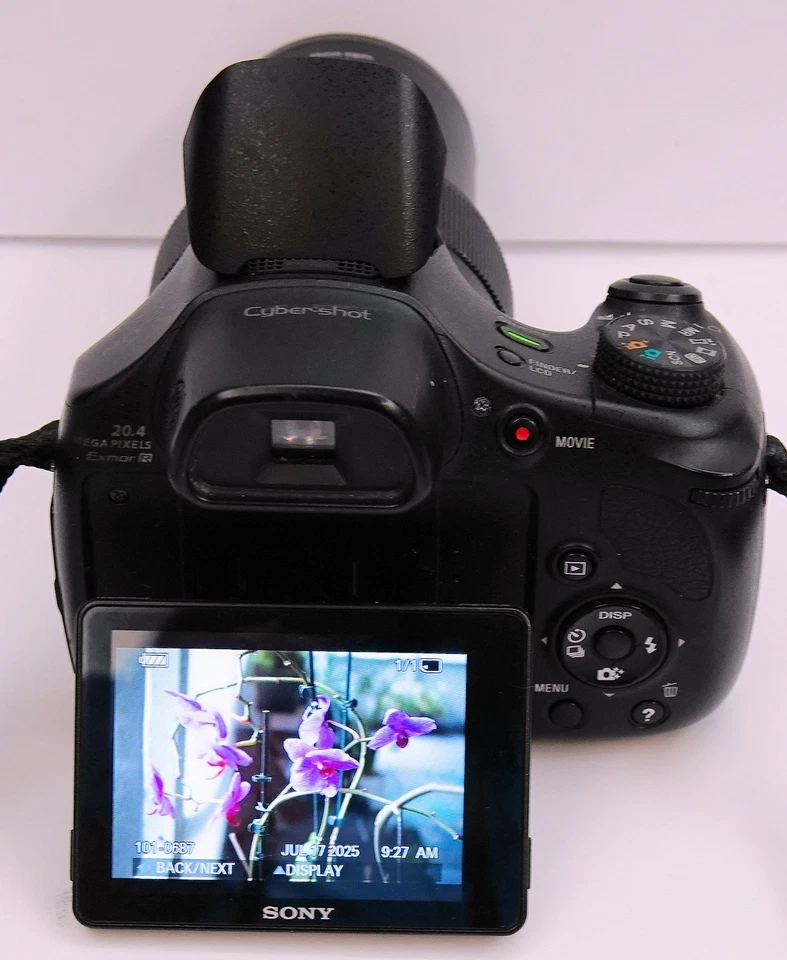 SONY DSC-HX300 20.4MP DIGITAL CAMERA F2.8-6.3 50X ZOOM 24-1200MM w/ EXTRAS - Image 3 of 4