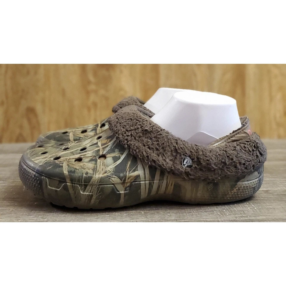 Zapatos sin cordones forrados de piel sintética Crocs para hombre 8 para mujer 10 camuflados Foto 4 de 4