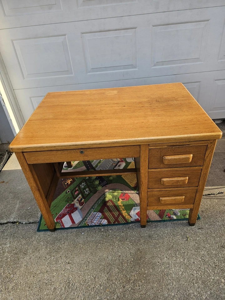 Escritorio 1951 de roble macizo con detalles de paloma para profesor con orificios para la rodilla con pies de latón - MUY BONITO Foto 2 de 4