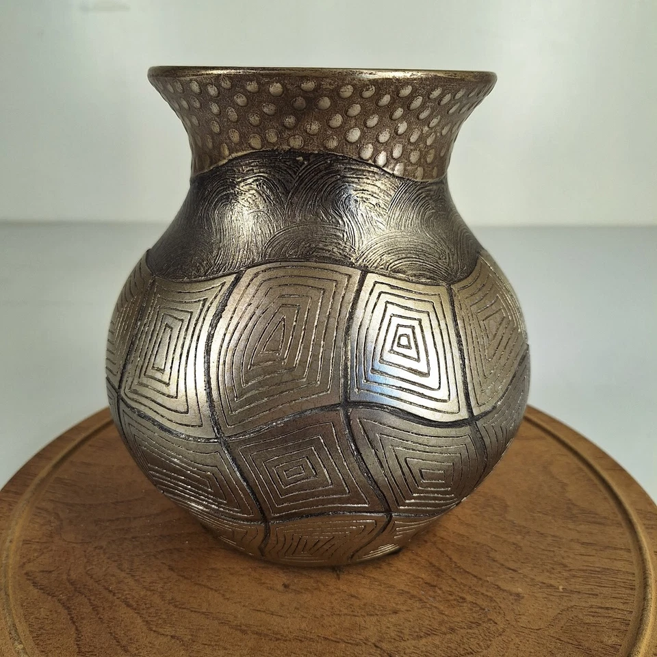 Jarrón de colección de cerámica artística boca ancha color bronce/oro en relieve 7" Foto 4 de 4