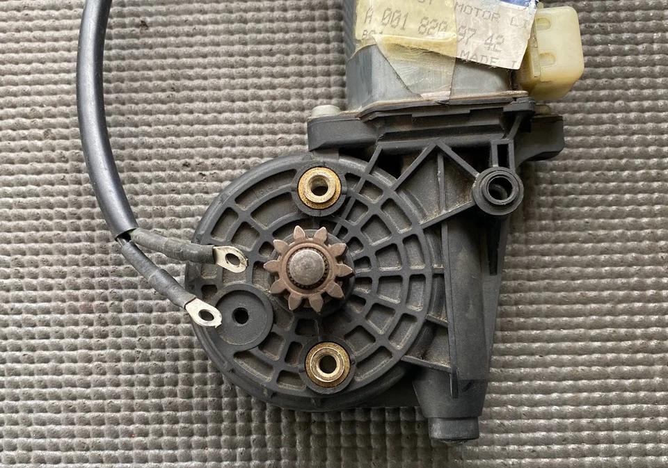 Mercedes-Benz Front LH Power Window Motor - 001-820-97-42 - For MBZ 190E & More - Image 3 of 4