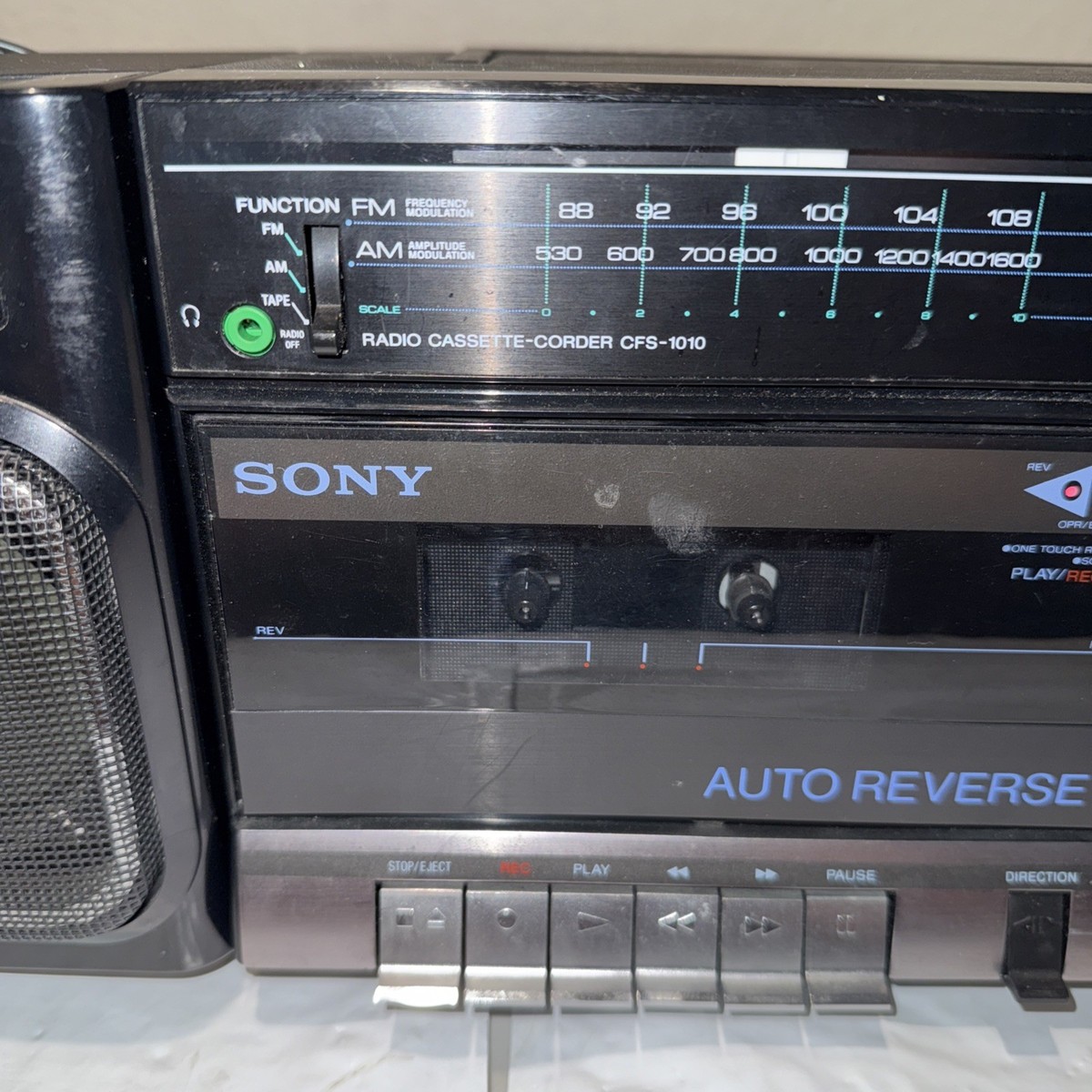 SONY CFS-1010 AM/FM/CASSETTE RECORD & PLAY - STEREO -DETACHABLE