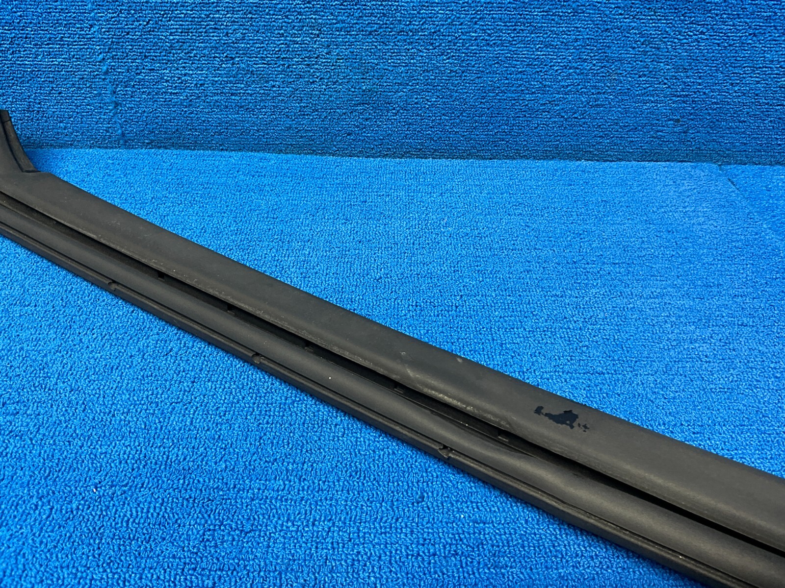 2007-2010 BENTLEY CONTINENTAL GTC FRONT RIGHT A PILLAR WEATHER STRIP GASKET OEM