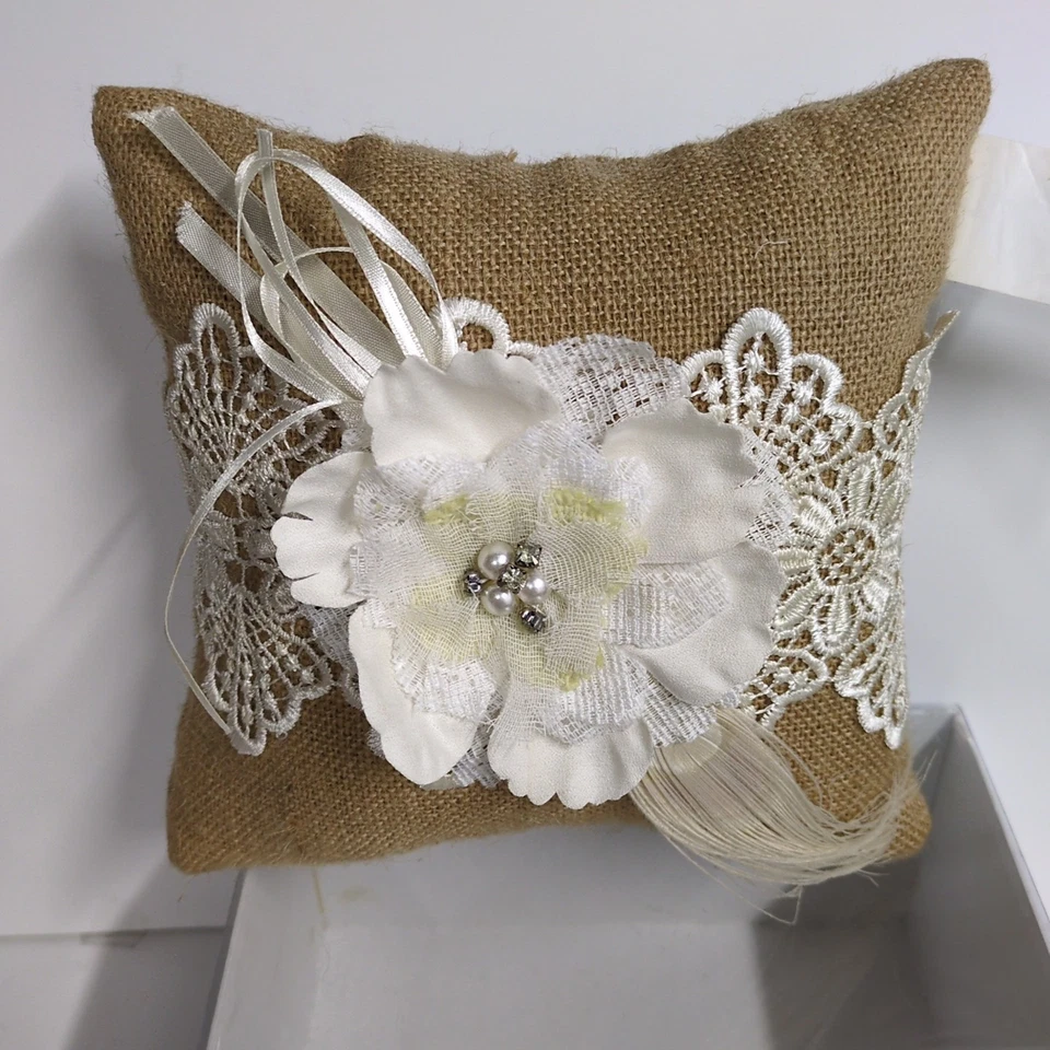 Lillian Rose 8 英寸 Burlap & 蕾丝戒指枕头 婚礼戒指  — 第 3/4 张图片