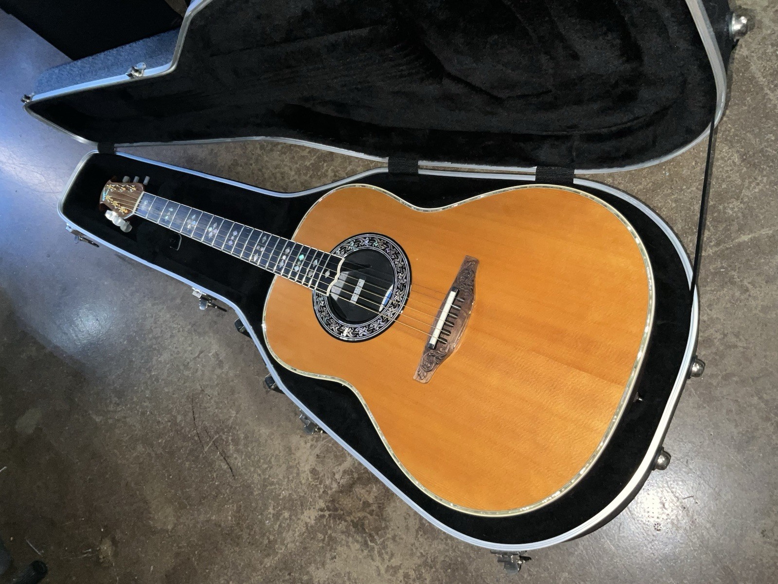 Ovation 1719 custom legend USA made 1988 acoustic electric guitar excellent/case