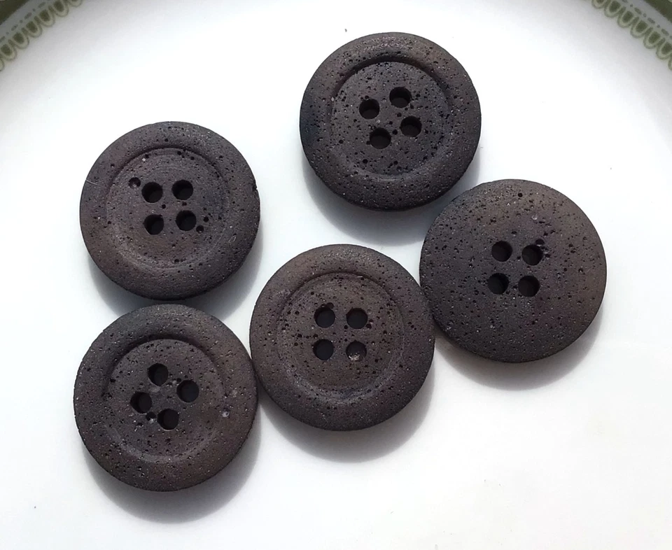 Pack of 5 Vintage 20mm Brown Buttons made to look like Stone - Image 2 of 3