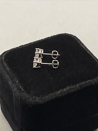 BEAUTIFUL 14K White Gold Princess Cut Diamond Screw Back STUD Earrings 0.9gr. - Picture 14 of 17