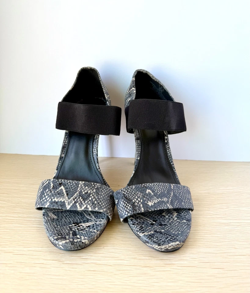 Sandalias de tacón DKNY gris con estampado de serpiente punta redonda Iva con correa sin cordones talla 10 Foto 2 de 4