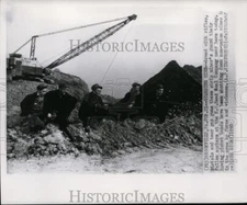 1950 Press Photo Guards armed with guns at E.M Reed Coal Co. protecting Miners