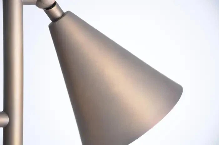 Lámpara de mesa contemporánea minimalista de latón Foto 3 de 4