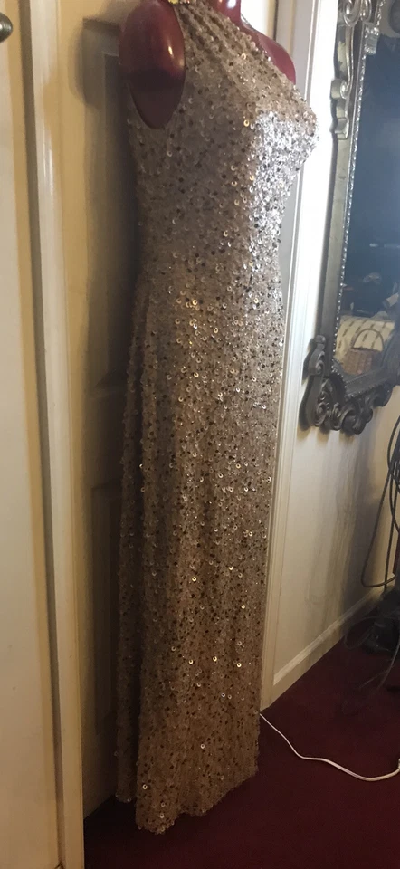 $995 Nuevo Vestido Marc Bouwer Glamiti Un Hombro Beige Lentejuelas-Talla 8   Foto 3 de 4