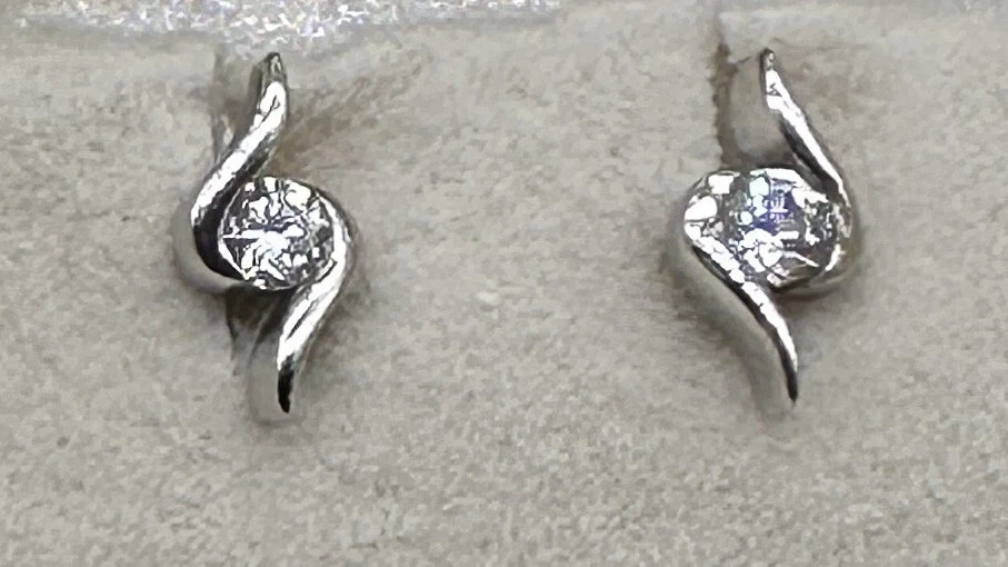 Aretes solitarios de diamantes redondos creados en laboratorio de 0,32 quilates con acabado en oro blanco de 14 quilates Foto 2 de 4