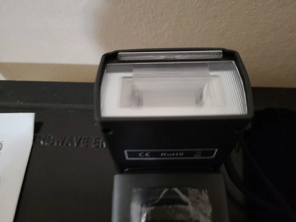 Neewer TT560 Flash Speedlite for DSLR Cameras with Standard Hot Shoe - Image 3 of 4