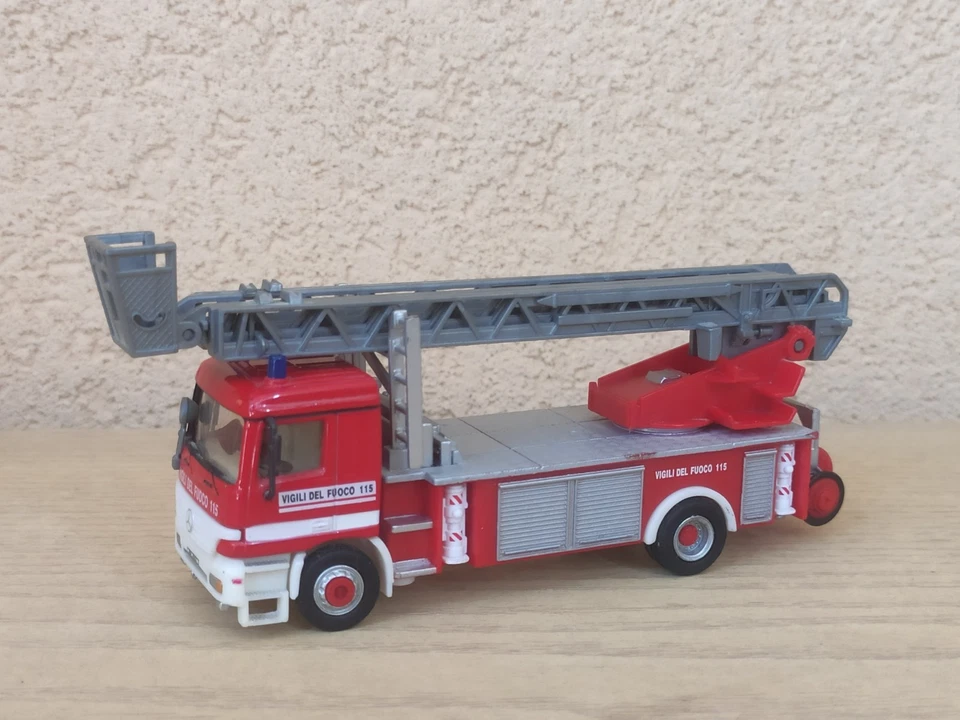 Mercedes Actros Camion Vigili Del Fuoco 1/87 H0 Modellino Pompieri Hongwell - Immagine 2 di 4