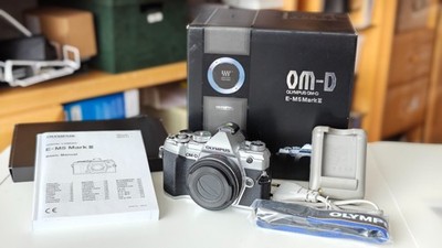 Olympus OM-D E-M5 Mark III 20,4 Mpx mit Pancake 14-42 mm