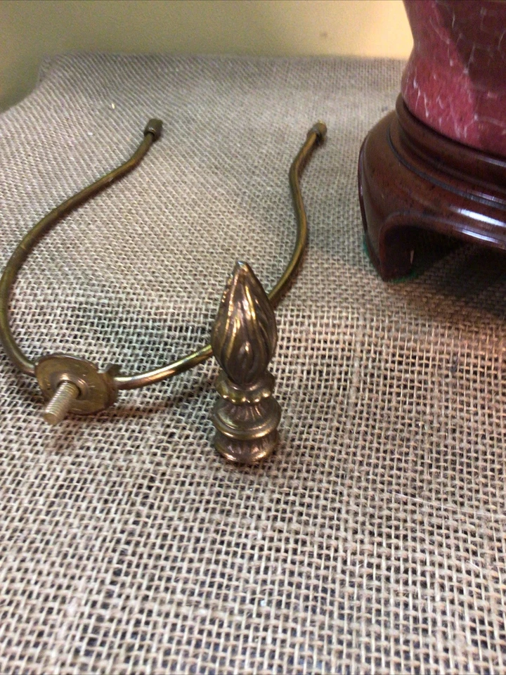 "Lámpara de mesa de porcelana con base de madera y aro pintada a mano flores elevadas 31"" de alto" Foto 2 de 4