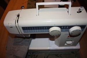 AEG Freiarm-Nähmaschine NM 1800 mit Tragegriff, Fußpedal und viel Zubehör