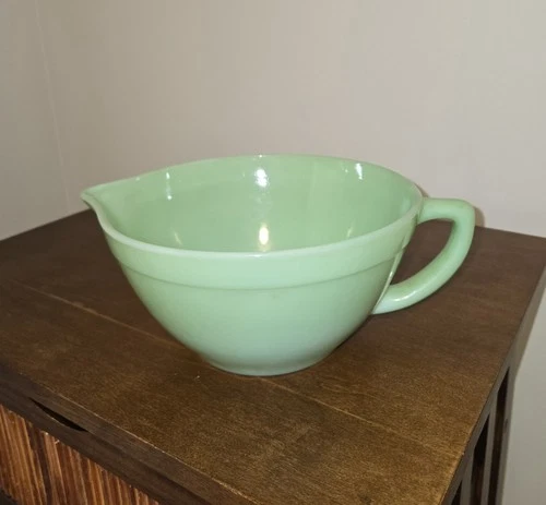 Vintage Anchor Hocking Jadeite Fire King Round D Handled Batter Bowl w/ Spout