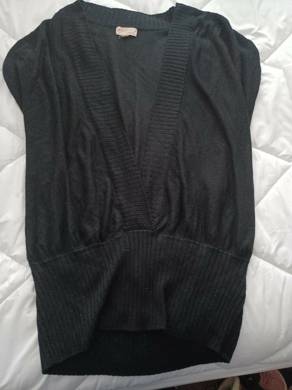 LADIES BLACK LIGHTWEIGHT DEEP VNECK KNIT TOP BY CANDIES SIZE MEDIUM. EUC 