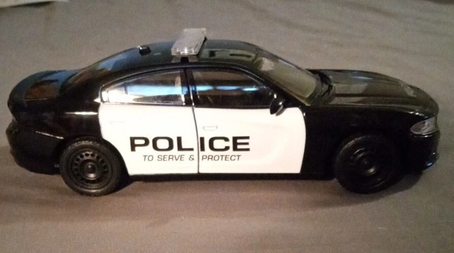 Welly 2016 Dodge Charger R/T Police 1:24 Diecast Model Car  - Image 2 of 4