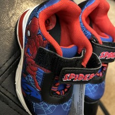 Boys Spider-Man Light Up Sneakers Size 6 Box UU