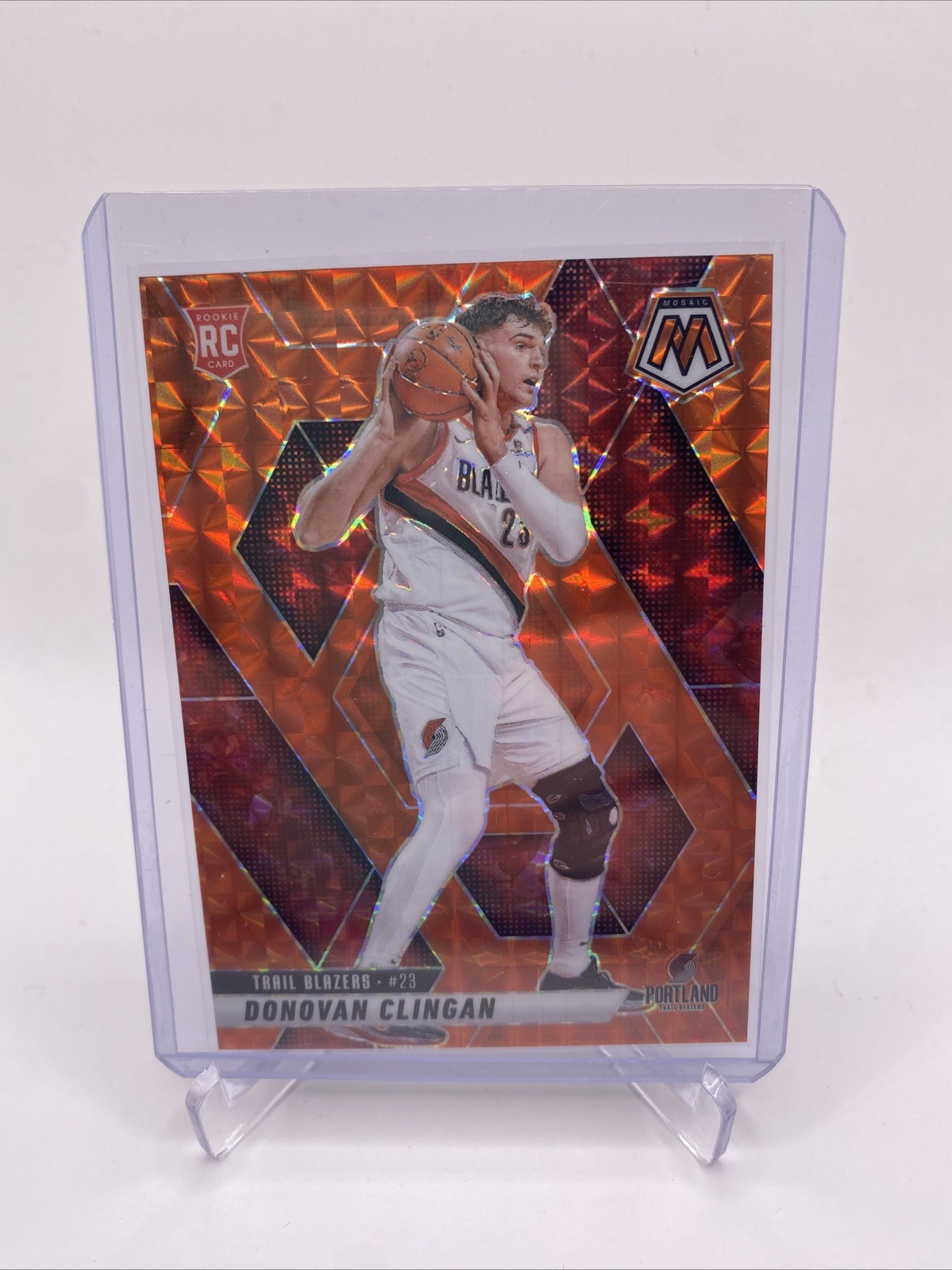 2024-25 Panini Mosaic Donovan Clingan Orange /249 RC #246 Trail Blazers