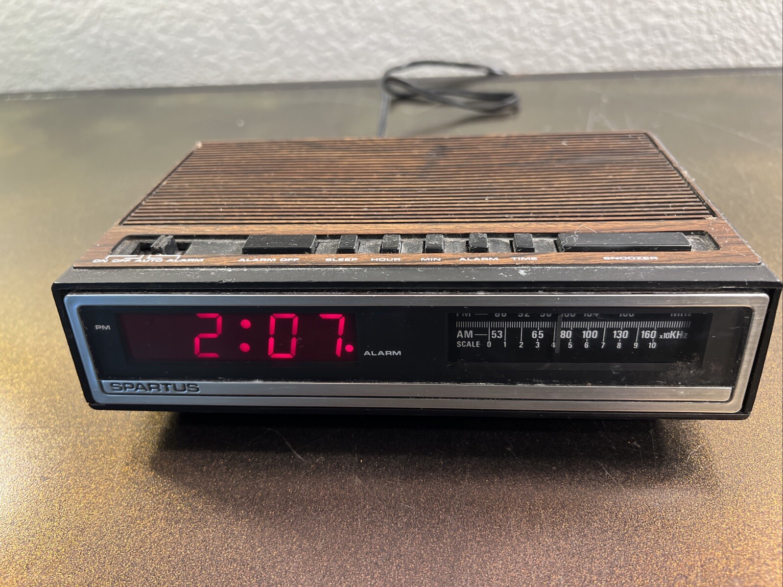 Vintage Spartus AM/FM Alarm Clock Radio Model 0107-61 Tested