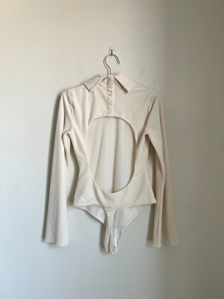 Body Camila Coelho Gloria Terciopelo Cuello Alto en Off-White Talla MEDIANA Foto 3 de 4