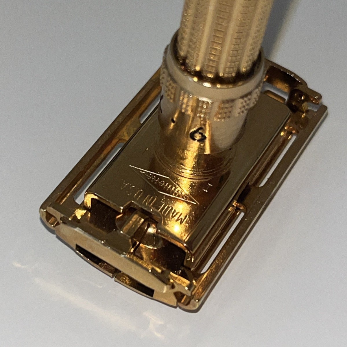 未使用　Gillette ARISTOCRAT 髭剃り　剃刀　ゴールド　替刃付 GILLETTE ARISTOCRAT Adjustable Gold Plated Razor I1 1963 Made In