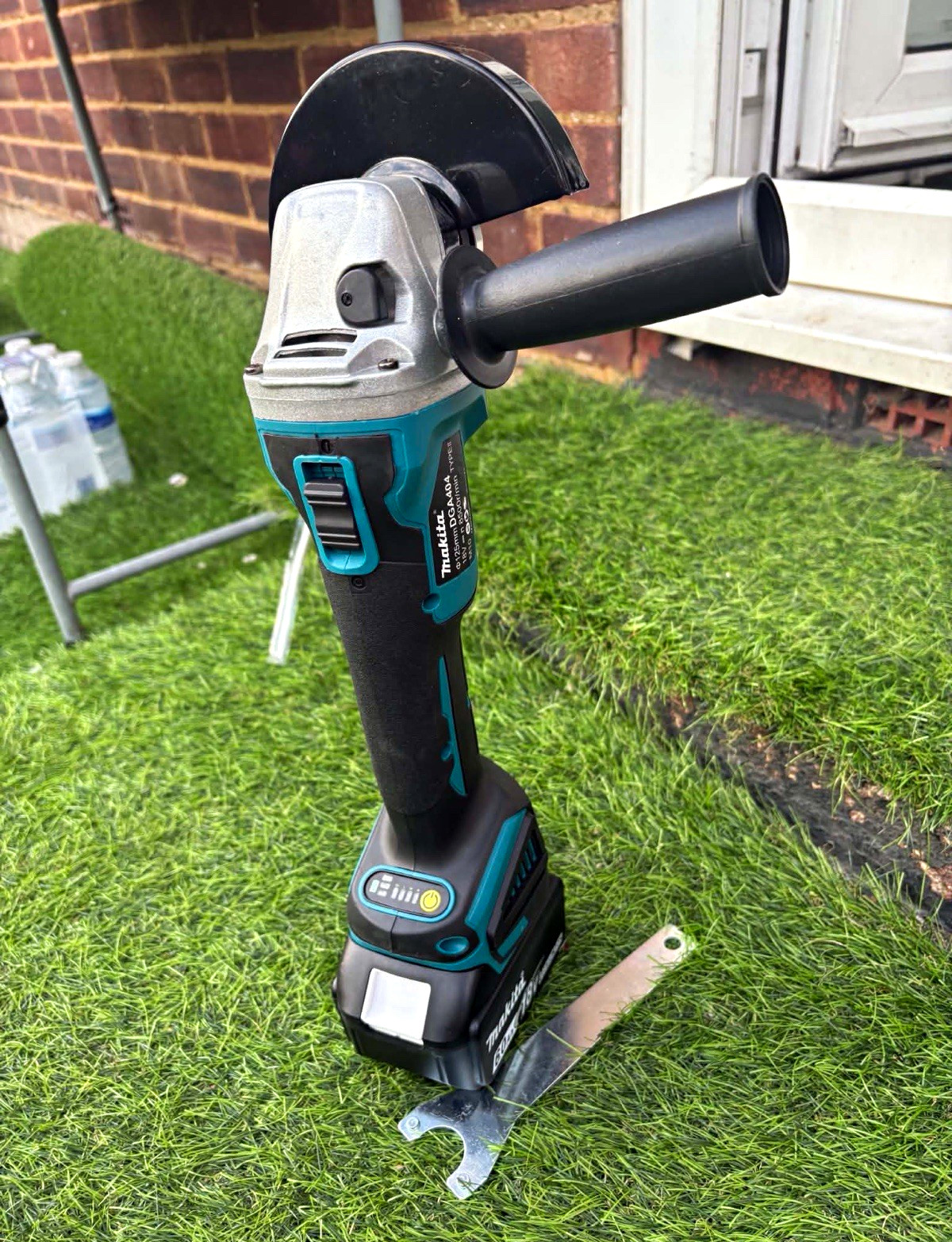 Makita DGA400 18V LXT 100mm Angle Grinder + 6.0Ah Li-Ion Battery Set