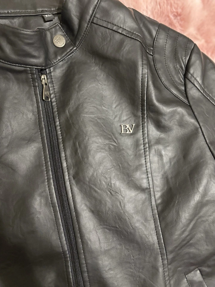 Chaqueta motera Bottega Veneta para mujer de cuero negra genuina hecha en Italia” Foto 2 de 4