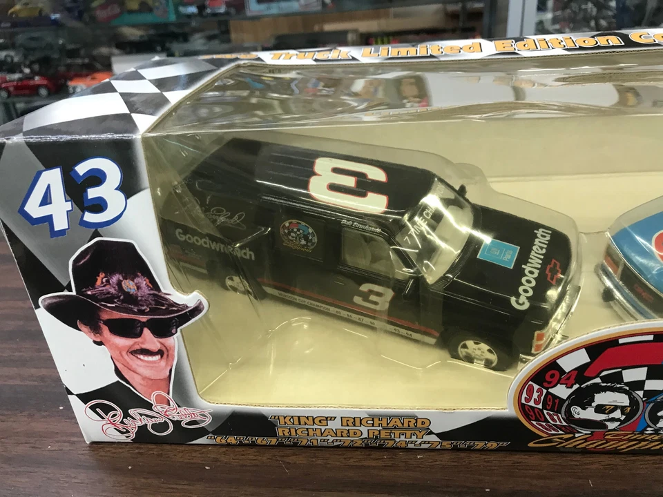 Juego de 2 camiones Brookfield Richard Petty Dale Earnhardt edición limitada diecast 1:25 Foto 4 de 4