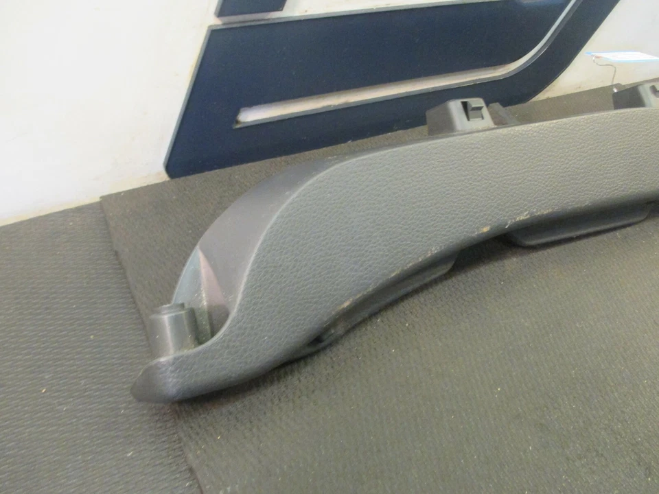 Suzuki Aerio SX 2005 camioneta lado izquierdo del conductor cubierta de privacidad panel de montaje moldura Foto 2 de 4