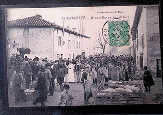 CPA Rhône CHENELETTE La foire dans la Grande Rue Belle animation