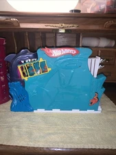 Hot Wheels Shark Bite Bay Race Track Fold & Go Carrying Case/ No Cars